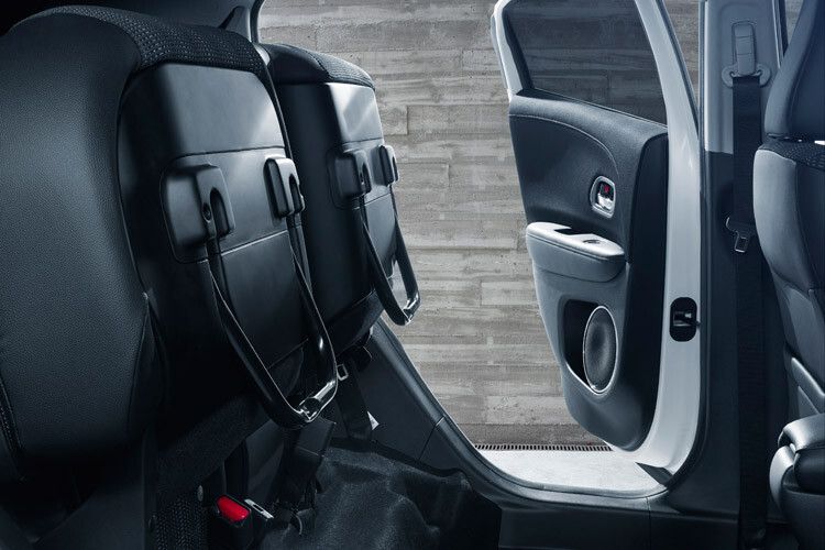 Von dem Kleinwagen wurde auch die praktische Rückbank... (Foto: Honda)