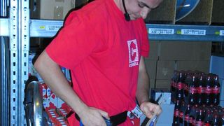 Mit dem Scanner am Gürtel können die 55 Mitarbeiter bei Corwell im Zwei-Schicht-Betrieb Produktivität und Ergonomie beim Kommissionieren erhöhen. (Bild: Maienschein)