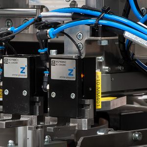 Werkstück zuführen, montieren und verpacken – diese Aufgaben sind in der Anlag eng aufeinander abgestimmt.(Bild:  Zimmer Group)