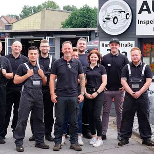 Nur die Gebäude sind alt: Das junge Team um Markus Micha (Mitte) macht einen Top-Job.(Bild:  Rosenow/»kfz-betrieb«)