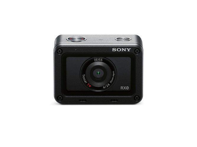 Red Dot Produktdesign 2018: Die Digitalkamera DSC-RX0 von Sony, Japan, vereint eine beeindruckende Funktionalität auf kleinem Raum. Sie besitzt einen leistungsfähigen 1“-Stacked-CMOS-Sensor und eine hochauflösende Tessar-Linse von Zeiss. Das Gehäuse wurde aus einem Metallblock gefräst und ist wasser- und stoßfest, sodass die Kamera bei Regen, Staub und auch unter Wasser verwendet werden kann. Die Riffelung, die sich rund um das Gehäuse zieht, leitet die Wärme ab und sorgt dafür, dass die Kamera nicht aus der Hand rutscht. 
Begründung der Jury: In einem dezent gestalteten Gehäuse verbirgt sich ein robuster Alleskönner, mit dem man unterwegs in jeder Situation exzellente Aufnahmen schießen kann.
 (Red Dot/Sony)