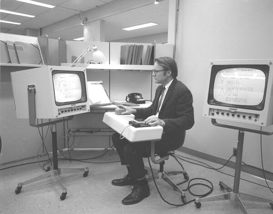 Bill English baute anhand der Zeichnungen und Konzepte Doug Engelbarts den ersten Prototyp der Computermaus. Für viele gilt er daher als ihr Mit-Erfinder.(Bild:  SRI Bill English 1968 /SRI International / CC BY-SA 3.0)