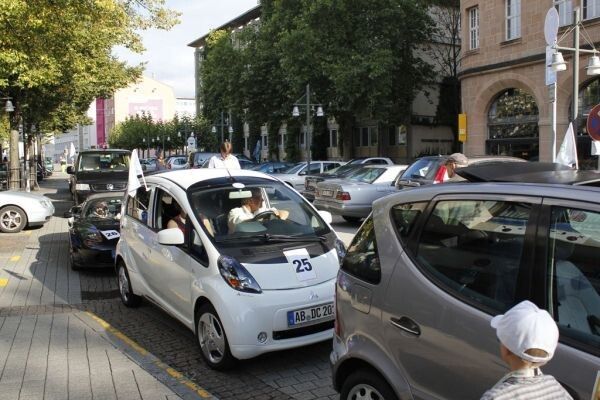 Bertha Benz Challenge 2012, 2. Tag: Ankunft der Teilnehmer auf dem Marktplatz in Pforzheim (Bild: Ulrich Steinlechner)