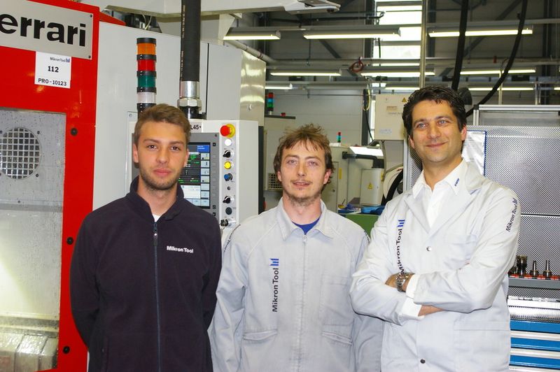Test d'usinage avec le CrazyMill Cool, le nouveau cheval de bataille de Mikron Tool, avec de gauche à droite: Aaron Heer, assistant R&D; Cristian Donarini, technicien CNC et Alberto Gotti, responsable R&D. (Image: MSM / JR Gonthier)