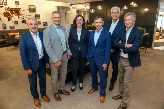 Der VdMi-Vorstand v.l.n.r.: Dr. Andreas Stohr, Michael Ertl, Dr. Heike Liewald (Geschäftsführerin), Dr. Martin Fabian, Dr. Emmanuel Auer und Joachim von Schlenk; nicht auf dem Foto: Ulrich Kabelac.(Bild:  Katrin Heyer)
