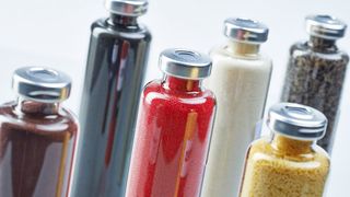 Ionenaustauscherharze und Eisenoxidadsorber werden in zahlreichen Branchen und Anwendungen eingesetzt, um Wasser und andere flüssige Medien effektiv zu reinigen. (Bild: Lanxess)