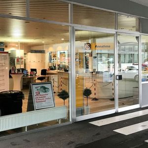 Die Serviceannahme ist baulich getrennt vom Showroom. (Bild:  Schweitzer/»kfz-betrieb«)