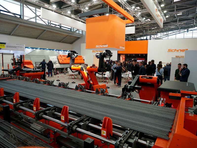 Schnell präsentierte seinen automatisierten Biegebetrieb. Mit dabei ist die erste robotergestützte vollautomatische Doppelbiegeanlage Robomaster 60 UN.O. Pro. (Bild: Sandro Kipar/VCG)