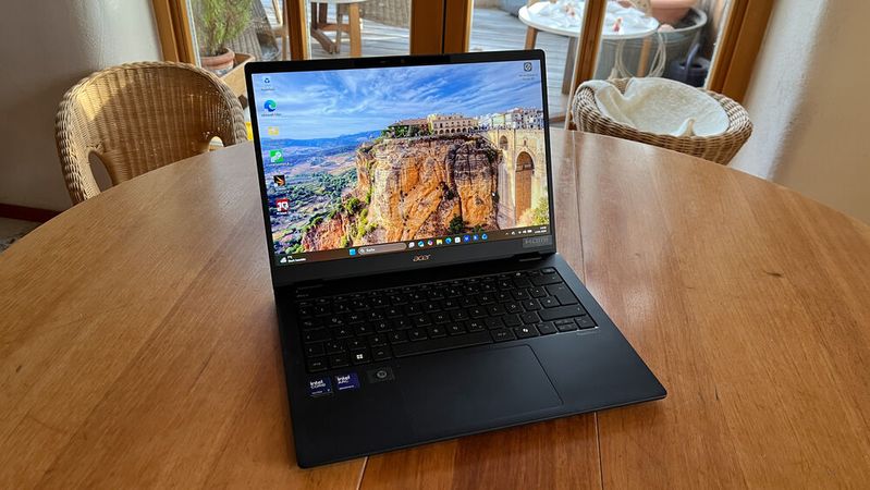 Nur 1.034 Gramm bringt das Acer Travelmate P6 14 AI in der von uns getesteten Version auf die Waage. In dem Chassis aus Aluminium-Magnesium-Legierung sitzt ein Mainboard mit einem Intel Core Ultra 7 258V. Das 14-Zoll-IPS-Display liefert die Full-HD+-Auflösung, allerdings nur mit 60 Hz.(Bild:  Vogel IT-Medien)