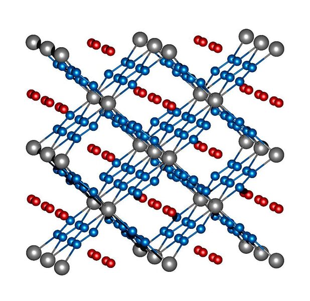 Abb. 2. Kristallstruktur von ReN₈·xN₂. Rheniumatome sind grau, Stickstoffatome der Rahmenstruktur blau, die Stickstoffmoleküle in den Kanälen rot. (Maxim Bykov)