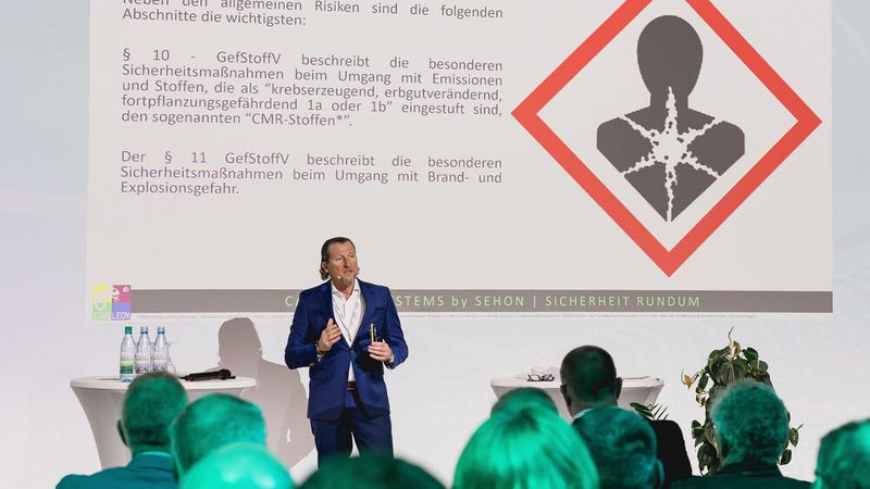 Tiemo Sehon, Geschäftsführer Sehon Innovative Lackieranlagen GmbH, zeigte den Teilnehmern auf, wie ein E-Arbeitsplatz ausgerüstet sein sollte.  (Bild: Stefan Bausewein)