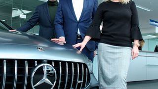 Inhaber Michael Eidenmüller (Mitte), Marketingleiterin Stephanie Hein und Vertriebsleiter Thilo Bohl standen der Jury des Vertriebs Awards Rede und Antwort. (Faust / »kfz-betrieb«)