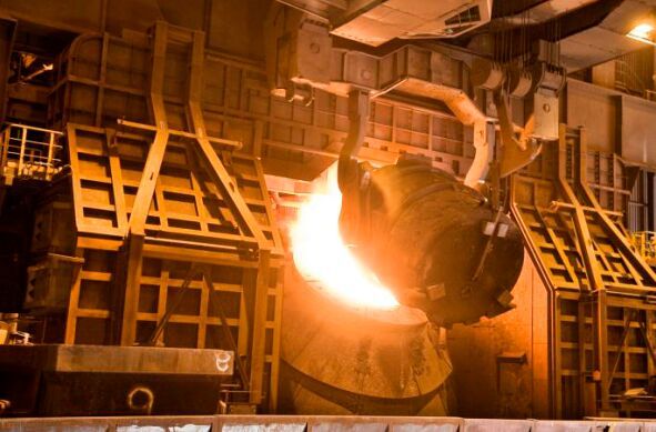 Der Konverter bei Dillinger wird mit Roheisen befüllt. (Bild: Dillinger)