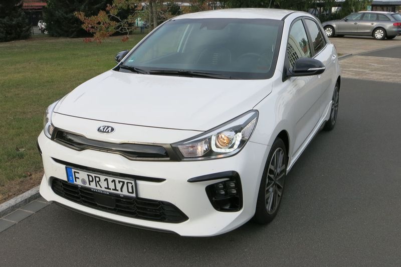 LED ist nur das Tagfahrlicht und die Nebelscheinwerfer. Die Hauptscheinwerfer gibt es auch gegen Aufpreis nicht mit LED-Technik. (Bild: Schreiner/»kfz-betrieb«)