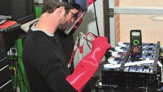 Bei der Arbeit an Hochvoltbatterien ist besondere Vorsicht geboten. (Schmidt)