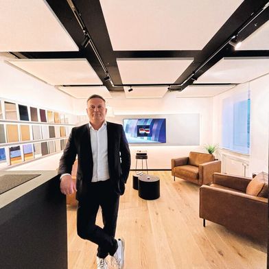 Milan Krumbe ist Geschäftsführer der Alanod GmbH & Co. KG und kann auf eine internationale Karriere zurückblicken. Nach seiner Ausbildung und einem Chemie-Studium erwarb er einen MBA, um seine Managementfähigkeiten zu schärfen. Krumbe hat bei führenden globalen Unternehmen in der Chemieindustrie Erfahrung gesammelt. Er ist bekannt für seine strategische Vision, die auf Innovationskraft, Geschwindigkeit und nachhaltigem Wirtschaften basiert. Seine Zielsetzung ist es, Alanod als Vorbild im deutschen Mittelstand zu etablieren. (Bild: Alanod GmbH & Co. KG)