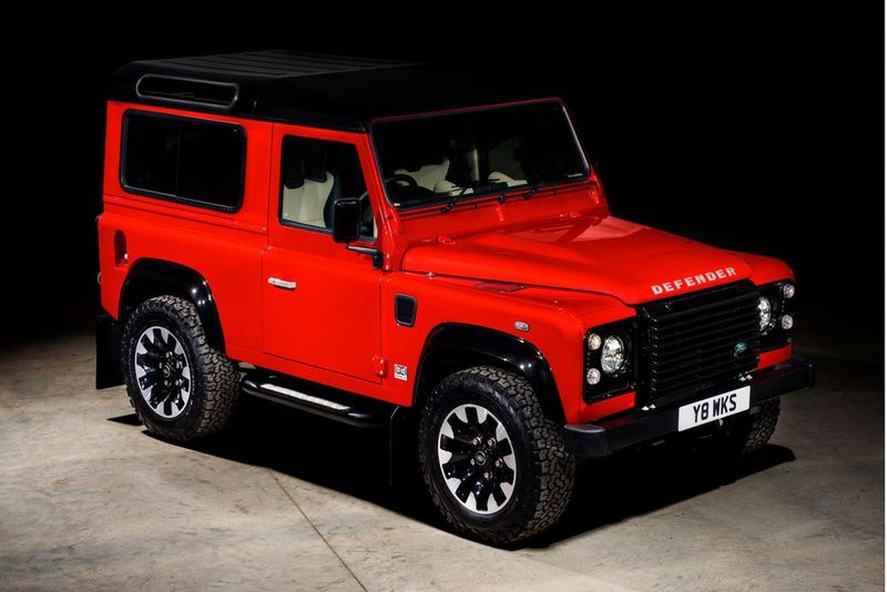 Obwohl die Produktion längst eingestellt wurde, feierte der Defender Anfang 2018 zum siebzigsten Geburtstag ein Comeback in Form einer limitierten Sonderedition mit V8-Motor. (Bild: Land Rover)