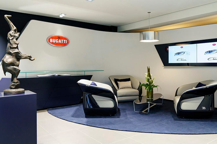 Der Lounge-Bereich ist ausgestattet mit Möbeln der Bugatti Home Kollektion, die eigens für die neuen Showrooms der Marke entworfen wurden. (Bugatti)