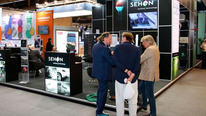 Der Lackieranlagen Hersteller Sehon, hier Geschäftsführer Timo Sehon in der Beratung zeigte seine technischen Lösungen für den umweltfreundlichen Lackierprozess und ein digitales Lagersystem mit Zugriffssteuerung, Lagerbestandsanzeige und automatischer Beschaffung. (Bild: Jürgen Klasing)