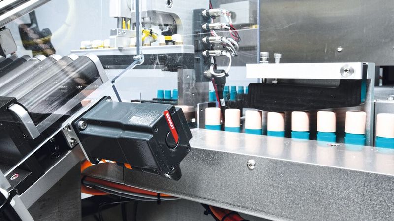 Zur kompakten Antriebstechnik der Anlage gehören Servomotoren der Serie AM8100 von Beckhoff mit One Cable Technology, welche den Aufwand und Platzbedarf für die Verkabelung reduziert.(Bild:  Beckhoff)