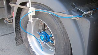 Vom Fraunhofer-LBF gemessene radseitige Kräfte entsprechen Belastungen, denen unsere Straßen ausgesetzt sind. (Fraunhofer-LBF)