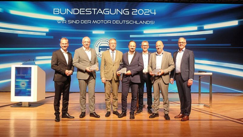 Verleihung des Blauen Kalligraphen: (v. l.) ZDK-Präsident Arne Joswig, Präsident Michael Schneider (Sachsen), Geschäftsführer Jan-Nikolas Sontag (Schleswig-Holstein), Michael Kahl (hoheitliche Aufgaben), Präsident Frank Mund (NRW), Obermeister Martin Krohn (Hamburg) und Dirk Nusselt (Fuchs Lubricants) (Bild: Zietz - VCG)