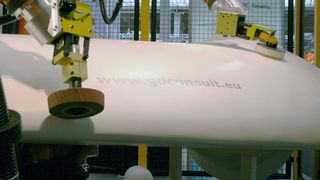 Durch das Zusammenspiel von Roboter mit Sensorik sowie mit CAD-Daten lassen sich Rotorblätter robotergestützt automatisiert schleifen. Dies spart Kosten und erzeugt nahezu identische Flächen. Bilder: GDC Consulting (Archiv: Vogel Business Media)
