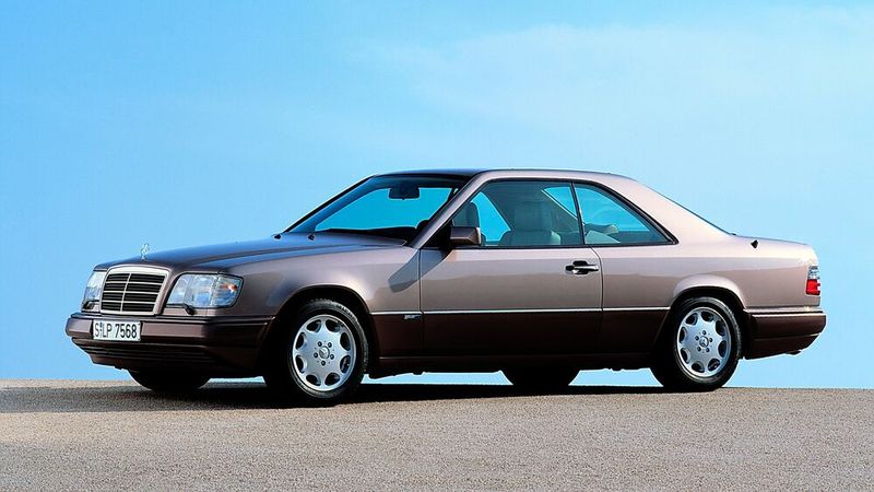 Der in den Limousinen der Baureihe erreichte Sicherheitsstandard wurde für die Coupé-Modelle übernommen. B-Säulen wurden dabei durch verstärkte A-Säulen, Seitenschweller und Türen sowie einen besonders hohen Anteil an hochfesten Stahlblechen kompensiert. Die ohne B-Säule gefertigten Fahrzeuge hatten keine Scheibenrahmen, sodass man die Seitenscheiben rahmenlos komplett absenken konnte. Darüber hinaus wurde wegen der fehlenden Anbringungsmöglichkeit an der nicht vorhandenen B-Säule der Gurtbringer des C 126 übernommen. (Bild: Mercedes-Benz)