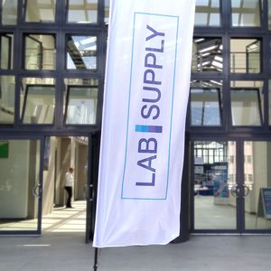 Willkommen auf der LAB-SUPPLY Berlin, 13. Juni 2023  In den folgenden Bildern haben wir Eindrücke der womöglich bestbesuchten LAB-SUPPLY-Messe 2023 festgehalten. Wer lieber Bewegtbild sieht, bekommt in dem Video unten innerhalb von drei Minuten eine Zusammenfassung des Messetages.        Mehr Infos zu den kommenden LAB-SUPPLY-Messen finden Sie auf www.lab-supply.info(Bild:  Lüttmann – VCG)