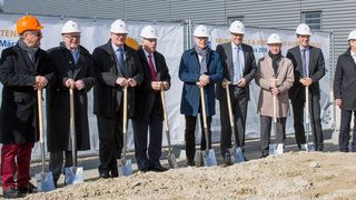 Verantwortliche aus dem Unternehmen, der Baufirmen und der Politik trafen sich beim  Spatenstich – darunter Markus Heßbrüggen (CEO EMAG Gruppe, 4.v.l.), Norbert Heßbrüggen (Beiratsvorsitzender EMAG GmbH & Co.KG, 5.v.l.), Edgar Wolff (Landrat Landkreis Göppingen, 6.v.l.) und Julian Stipp (Bürgermeister der Gemeinde Salach, 4.v.r.). (Emag)