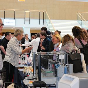 An den Ständen war eine Menge los. Ob der Standort Münster den diesjährigen Besucherrekord von Dresden (470 Besucher) noch toppen kann?  Mehr Infos zu den kommenden LAB-SUPPLY-Messen finden Sie auf www.lab-supply.info. (LABORPRAXIS, Ottleben)