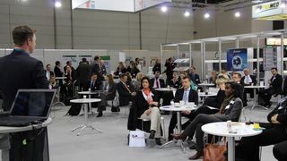 Gut besucht: Das Xing-Gruppentreffen auf der Medica 2013 findet am Stand des Krankenhaus-Kommunikations-Centrum statt. Das KKC sorgt auch für die Bewirtung der Gäste. (Bild: Finus)