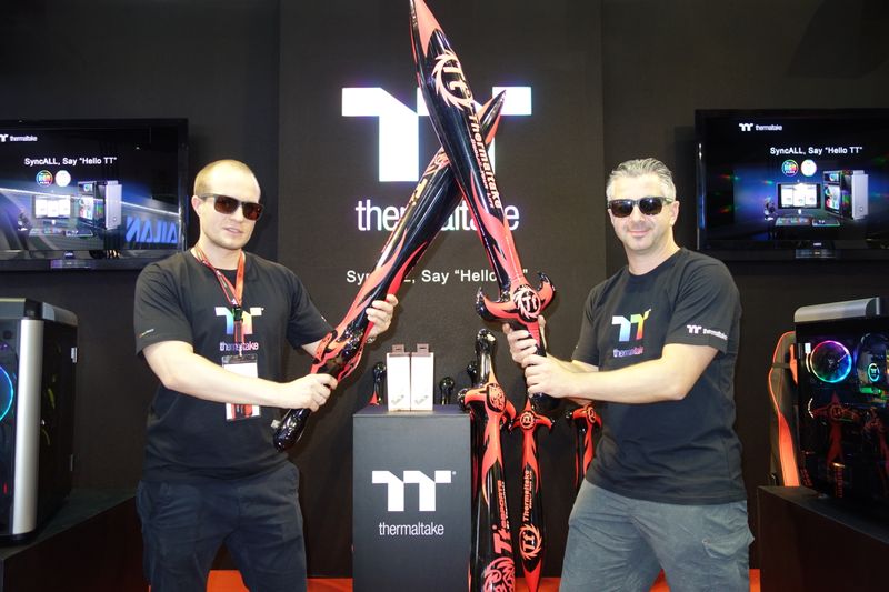 Welche Sonnenbrille gewinnt dieses Duell - (l.) Sebastian Groß, Thermaltake, oder Mike Petereyns, MP. (Vogel IT-Medien GmbH)