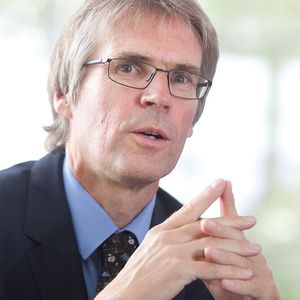 „Das IoT kann die Industriemaschinen nur bereichern – wenn diese mit geeigneten Schnittstellen ausgestattet sind“, sagt Holger Hanselka, Professor Holger Hanselka, Präsident des Karlsruher Instituts für Technologie (KIT).(Bild:  Andrea Fabry/www.kit.edu)