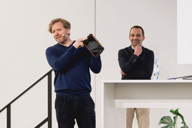 Mobile Wartung trifft digitalen Zwilling: Dr. Tobias Pickshaus (Lanxess, links) und Alexander Mankel (Siemens Industry Software, rechts) zeigen, wie die Software COMOS und der Mobile Worker die Instandhaltung papierlos, transparent und effizient machen. (Bild: Stefan Bausewein)