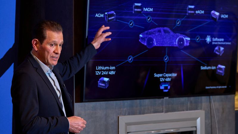 Federico Morales-Zimmermann, Group Vice President and General Manager, Original Equipment bei Clarios, gibt einen Ausblick auf das wachsende Produktportfolio des Zulieferers. (Bild:  Steve Fecht)