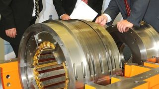 Jürgen Kober, Leiter Dampfturbine F & E bei Siemens, erläutert Peter Schmitt und Rektor Friedrich Albrecht ein Segment der Forschungsanlage.  (Bild: M. Weber)