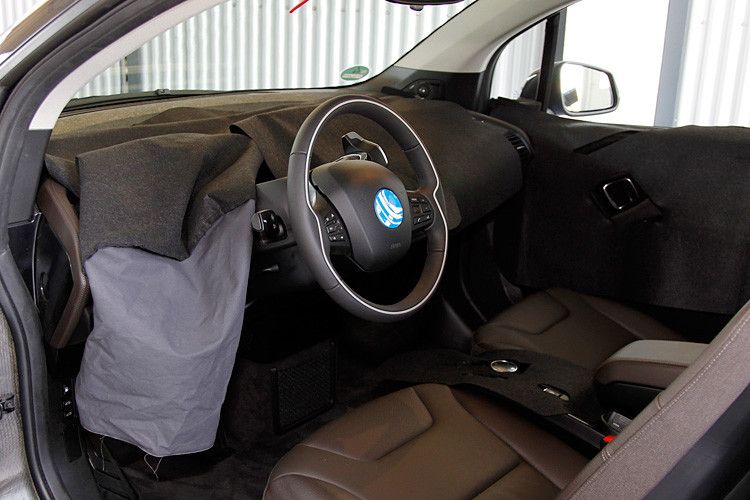 Unter der Tarnung verbirgt sich das geschwungene Armaturenbrett. (Foto: BMW)