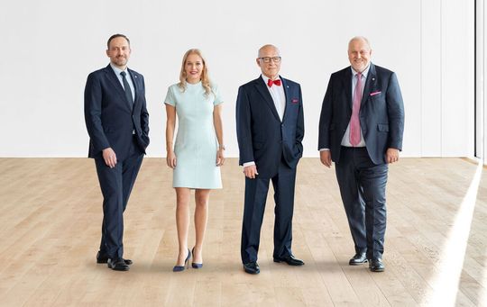 Steven Endress (links) wird neuer Präsident des Endress+Hauser Verwaltungsrats und folgt damit auf Matthias Altendorf (rechts). Sandra Genge (Zweite von links) ist zur stellvertretenden Vorsitzenden des Familienrats ernannt worden. Sie soll die Nachfolge von Dr. h. c. Klaus Endress (Zweiter von rechts) antreten, der angekündigt hat, 2027 als Vorsitzender zurückzutreten.(Bild:  Endress+Hauser/Andreas Mader)