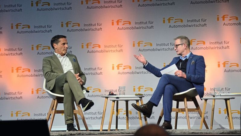 25. IfA-Branchenkongress in Nürtingen: Skoda-Vorstandschef Klaus Zellmer (links) im Gespräch mit Gastgeber Prof. Stefan Reindl. (Bild:  Rehberg - VCG)