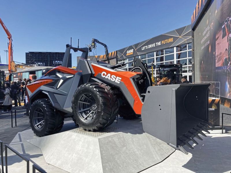 Case stellte auf der Bauma einen ferngesteuerten, vollelektrischen Kompaktlader vor. Seine Arbeitszeit liegt bei drei bis sechs Stunden, je nach Betriebsart. Die Elektromotoren für den Ladearm erreichen 22 kWh. Mit Gabeln beträgt die Nutzlast 1.145 kg. Der Hersteller muss das Modell noch für den Europäischen Markt mit der Maschinenrichtlinie 2006/42/EC in Einklang bringen.  (Bild: dm/VCG)