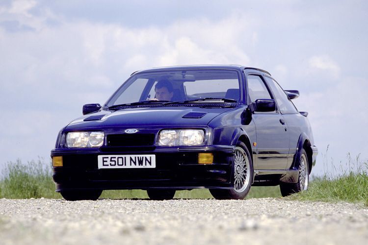 Der Sierra RS 500 Cosworth war mit 220 PS noch einen Zacken stärker als der normale RS Cosworth. Die 250-km/h-Schallmauer verfehlte er mit 247 km/h nur knapp. (Ford)