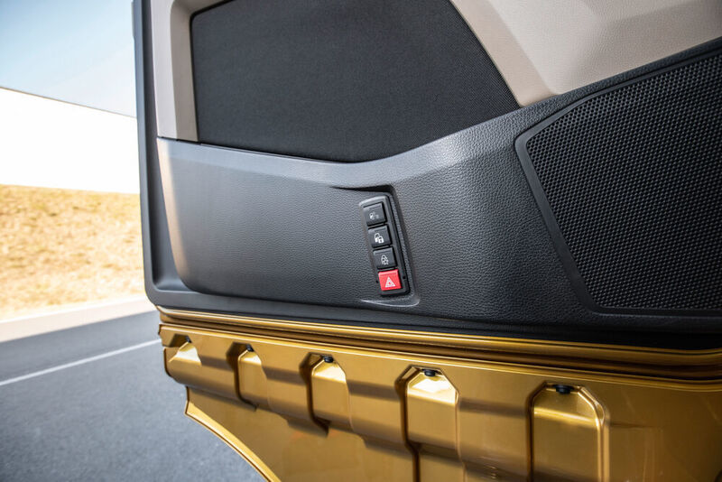 Das Bedienfeld st an der Innenseite der Fahrertüre so angebracht, dass sich wichtige Fahrzeugfunktionen von außen an der offenen Türe bedienen lassen. (MAN Truck & Bus SE)