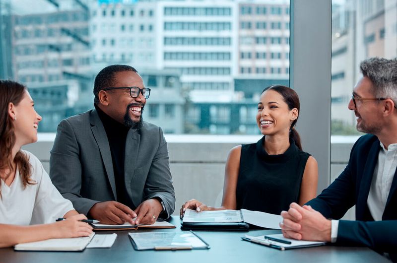 Für Wirtschaftswissenschaftler geht es im Arbeitsmarkt wieder aufwärts. Dieses Jahr liegen sie sogar wieder unter den TOP 3 der meistgesuchten Berufe. (Bild: © Kay A/peopleimages.com - stock.adobe.com)