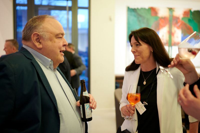 Impressionen vom ELEKTRONIKPRAXIS Frühlingsfest 2023 im Ketterer Kunst mit der Verabschiedung von Johann Wiesböck.  (Bild: © EYE AM CHRIS)