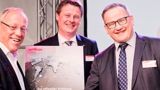 Bielefelds Oberbürgermeister Pit Clausen, Hendrik Alfter, Geschäftsführer Oerlikon Balzers Deutschland, und Marc Desrayaud, Head of Business Unit Oerlikon Balzers Industrial Solutions (von links) haben das Beschichtungszentrum eröffnet. (Katrin Biller)