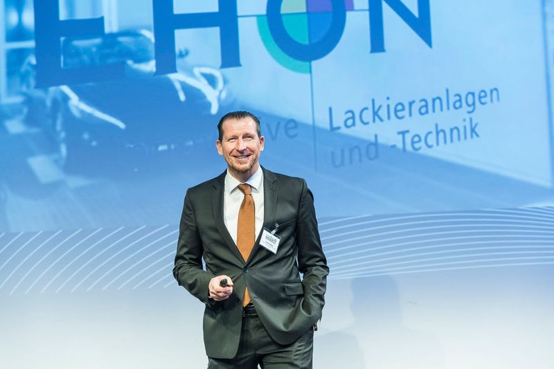 Tiemo Sehon brachte eine Premiere nach Würzburg, den Karosseriearbeitsplatz Chameleon. (Wengel)