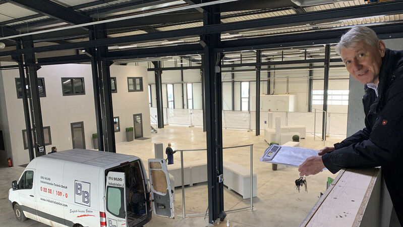 TAK-Geschäftsführer Rüdiger Semper besichtigt die Halle für das neue Labor in Bornheim. Noch laufen die letzten Arbeiten. Mitte Februar sollen die Schulungen starten.