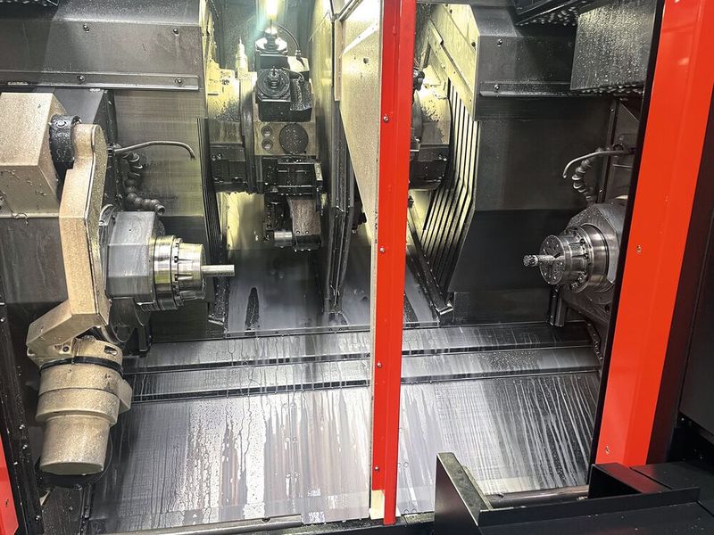 Der Arbeitsraum ist durch eine verfahrbare Abtrennung in zwei symmetrische Bereiche aufgeteilt. Zwei Spindeln und zwei Revolver sorgen für höchste Produktivität in der Bearbeitung. (Bild:  Andrea Jäger)