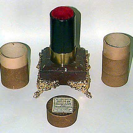 Der Wachszylinder mit der Tonaufnahme von Papst Leo XIII, links und rechts davon zwei zeittypische Verpackungen. (Bild: Jean Paul Agnard/Musée Edison du Phonographe, Quebec)